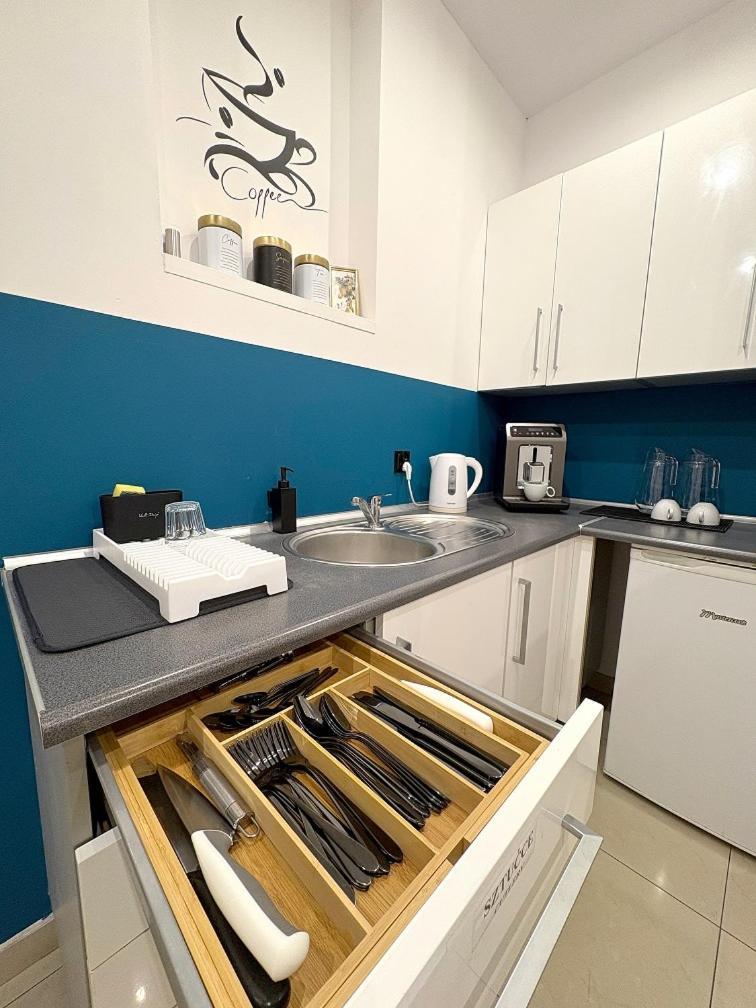 Hala Hostel - Pokoje Na Wylacznosc Tuz Przy Dworcu กดิเนีย ภายนอก รูปภาพ